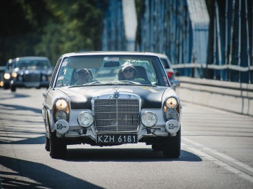 Miłośniczki klasycznych Mercedesów w Janowie Podlaskim